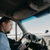 Handy, Navi, Risiko – Die Gefahr der Ablenkung am Steuer