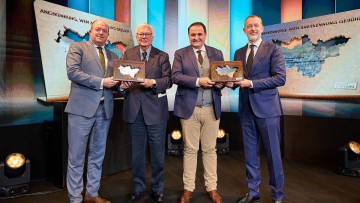 Bodo Hombach, Vorstandsvorsitzender der Brost-Stiftung (2. v. links), und Nathanael Liminski, Minister für Bundes- und Europaangelegenheiten, Internationales sowie Medien des Landes Nordrhein-Westfalen (2. v. rechts), duisport-CEO Markus Bangen (links) un