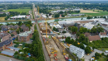 Kräne und Baufahrzeuge an der Bahn-Baustelle im Bereich Bahnhof Voerde am Wesel-Datteln-Kanal.