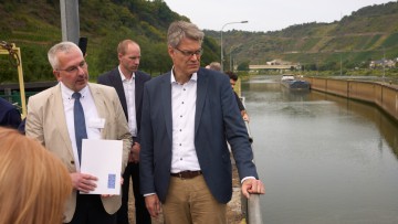 Bundesverkehrsminister Patrick Schnieder (CDU) besucht die Schleuse in St.Aldegund und spricht mit Amtsleiter Stephan Momper