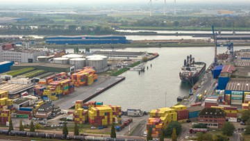 Der Kalihafen im Industriehafen Bremen. Nach rund einem Jahr Bauzeit ist die neue, 230 Meter lange Kaje im Kalihafen fertiggestellt. Sie ersetzt die alte Bestandskaje und schafft moderne Liegeplätze für Schiffe mit einem Tiefgang von bis zu 10,5 Metern.