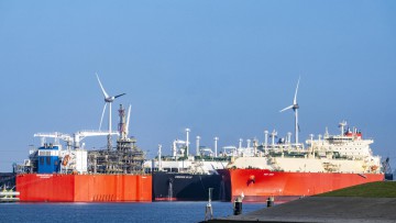 LNG‑Terminal EemsEnergyTerminal im niederländischen Eemshaven mit den beiden FSRU‑Schiffen „Eemshaven LNG“ (links) und „Golar Igloo“ sowie dem LNG‑Tanker „New Apex“.