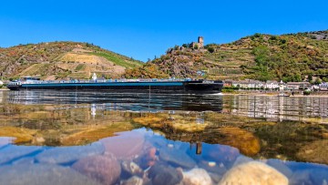 Ein Frachtschiff passiert den Rhein bei Kaub. Der Pegelturm in Kaub zeigt einen Wasserstand von 27 Zentimetern an 