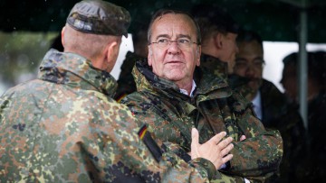 Bundesverteidigungsminister Boris Pistorius (SPD, r) besucht die Experimentalserie des Heeres und informiert sich über neue Ideen, Waffen und Komponenten