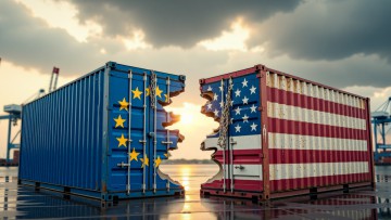 Ein Container ist in zwei Teile gerissen, einer mit EU-Flagge, einer mit USA-Flagge