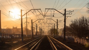 Leere Zuggleise im Sonnenuntergang