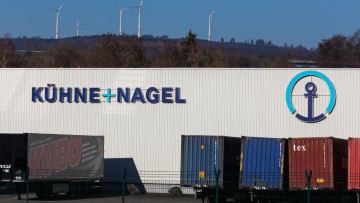 Kühne und Nagel-Schild auf Lagerhalle in Haiger, Hessen