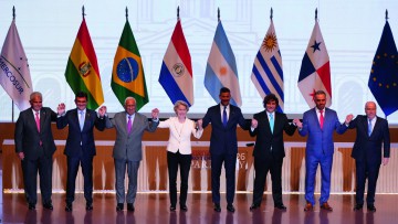 Feierten den Abschluss der Verhandlungen (v.l.): José Raúl Mulino (Panama), Rodrigo Paz (Bolivien), António Costa (EU), Ursula von der Leyen (EU), Santiago Peña (Paraguay), Javier Milei (Argentinien), Yamandu Orsi (Uruguay) und Mauro Vieira (Brasilien)