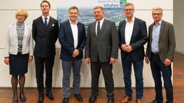 v.l.n.r. Bürgermeisterin der Gemeinde Stephansposching Jutta Staudinger – Gunnar Eberhardt, Executive Vice President, UPM Communication Papers - Joachim Zimmermann bayernhafen-Geschäftsführer - Bayerns Bau- und Verkehrsminister Christian Bernreiter - Bürg