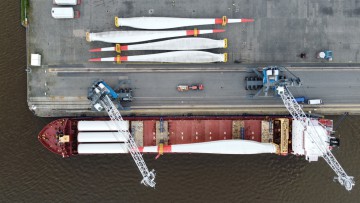 Vogelperspektive auf einen Windumschlag mit Binnenschiff