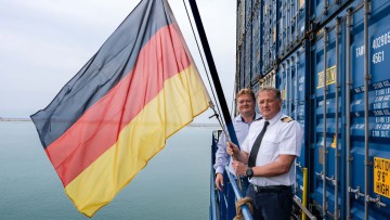 Kapitän Zbigniew Michalewski, seit 1986 auf den Weltmeeren unterwegs, hier zusammen mit Gerrit Krause