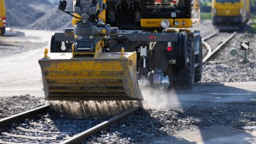 Generalsanierung Riedbahn - ein Bagger verteilt Schotter