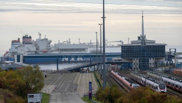 Der LNG-Tanker „LNG Adventure“ übergibt Flüssigerdgas an das Regasifizierung-Schiff (Floating Storage and Regasification Unit, FSRU) "Neptune" im Hafen Mukran. 