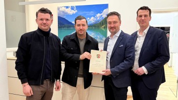 Beurkundung des Grundstückserwerbs im Rheinhafen Krefeld (v.l.): Navid Thielemann, Christian Karl Flick, Patrick A. Wisotzky, Tim Littbarski