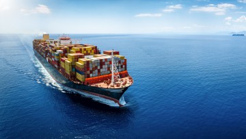 Blick auf ein Containerschiff auf dem offenen Meer, Frontansicht