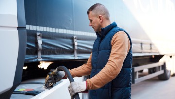 Mann betankt Lkw mit Diesel