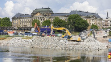 Beschreibung Nach dem Teileinsturz der Carolabrücke, wurden die Abrissarbeiten mit der Beseitigung des letzten Brückenpfeilers abgeschlossen, Dresden, Sachsen, Deutschland