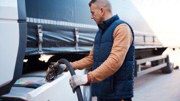 Lkw Fahrer beim Tanken