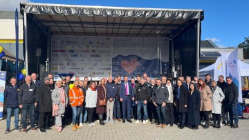 Gruppenfoto der verschiedenen Transport- und Logistikvertreter und -vereine