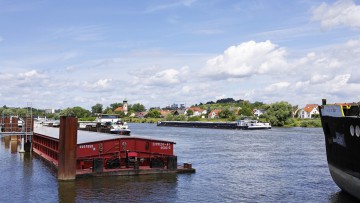 Donau in Regensburg, Kirche St. Georg in Schwabelweis, Oberpfalz, Bayern