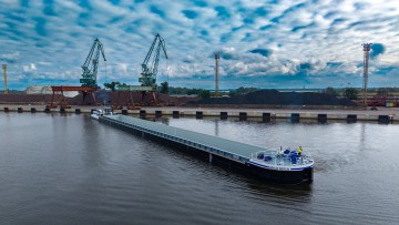 Die 100 Meter lange „Rhenus Berlin I“ auf dem Wasser