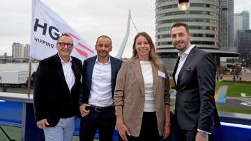 v.l.: Karl-Heinz Land, CEO und Gründer von neuland.ai; Kevin Stepan, Head of IT Business Partner Management bei HGK Shipping; Katja Tibbe, Head of Customer Success bei neu-land.ai; Steffen Bauer, CEO der HGK AG und Vorsitzender der Geschäftsführung von HG