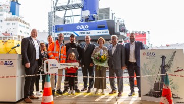 Eric Hein (Liebherr), Elke Kreowski (Schwiegermutter des Gewinners), Maik Laudan (Liebherr), Karsten Dirks (operativer Geschäftsführer BLG AutoTerminal Bremerhaven), Roberto Larze (Gewinner des Namenswettbewerbs) mit seiner Tochter Caramia Frieda, Axel Kr