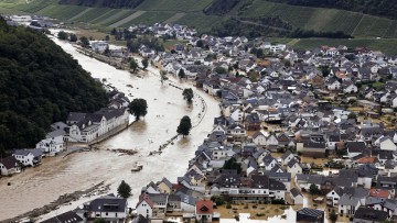 Hochwasser 2021: In der Eifel haben heftige Regenfälle und Dauerregen für Überschwemmungen und Überflutungen gesorgt. Im Ahrtal trat der Fluss vielerorts über die Ufer und überschwemmte nicht nur Keller sondern ganze Ortschaften. Im Bild der Ort Dernau (L