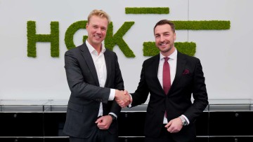 Steffen Bauer (HGK) und Matthijs von Doorn (Port of Rotterdam) besiegeln die Kooperation für klimafreundliche Rheinkorridore.