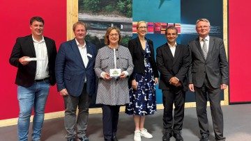 Die Experten der Diskussionsrunde waren sich einig, dass der Modal Shift hin zu mehr EisenbahnGüterverkehr nur mit Hilfe einer stärkeren öffentlichen Sensibilisierung gelingen kann. Hierzu will die  Initiative „Jeder Meter zählt – Bündnis Gütergleise“ wa