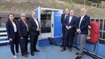 ei der offiziellen Inbetriebnahme aller neuen Landstromsäulen dabei (v.l.): Ann Kathrin Stinder, duisport-Projektleitung,  Silke Krebs, Staatssekretärin im Ministerium für Wirtschaft, Industrie, Klimaschutz und Energie des Landes Nordrhein-Westfalen, Vikt
