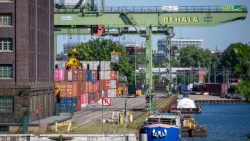 Container auf dem Gelände vom Berliner Westhafen Behala (Berliner Hafen- und Lagerhausgesellschaft)