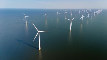 Zwei Reihen Windräder im Meer