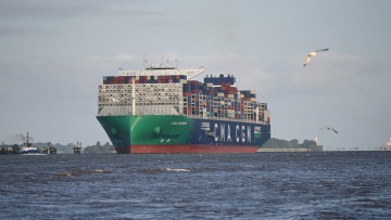 Der Großfrachter «CMA CGM Seine» fährt ins Hamburger Hafengebiet ein. Der Frachter ist mit Flüssigerdgas (LNG) betrieben