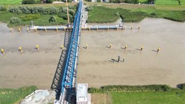 Zahlreiche Menschen nutzen die erste Gelegenheit die Brücke zu überqueren. Die Brücke wurde 2015 durch ein Frachtschiff schwer beschädigt. Nun wird sie erneut für den Fuß- und Radverkehr geöffnet. (Luftaufnahme mit einer Drohne)