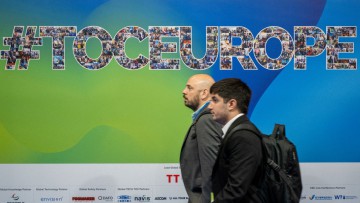 Zwei Männer im Anzug betreten die TOC Europe 2025 Rotterdam