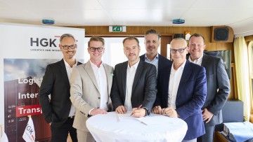 Unterzeichneten die Vertragsverlängerung (v.l.n.r.): Jens Schmeidler, COO HGK LI, Markus Krämer, CEO HGK LI, Tim Hurka, Geschäftsführer HGK Intermodal GmbH, Sebastian Kihm, Senior Head Foundry Minerals thyssenkrupp Materials Trading, Wolfgang Schnittker, 