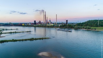 Binnenschiff am Niederrhein bei Duisburg