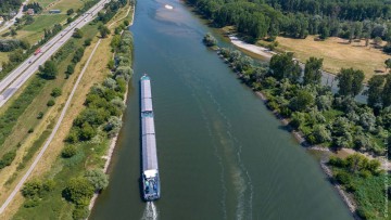 Binnenschiff auf Fluss