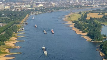 Binnenschiffe auf einer Bundeswasserstraße