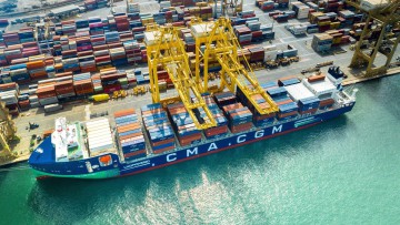 Containerschiff von CMA CGM