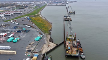 Durchgehende Spundwandlinie im Hafen Cuxhaven