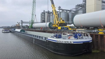 Entladung der Windturbinen-Komponenten im Hafen Haren