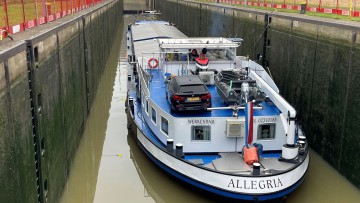 Erstes Schiff in Müden heute erfolgreich geschleust