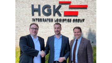 Gerrit Krupp (l.) und Dirk Michel (r.) gratulieren Steffen Bauer zur Bestellung zum CEO der HGK