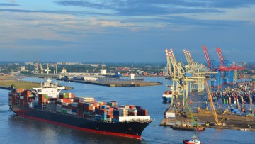 Hamburger Hafen mit Containerschiff