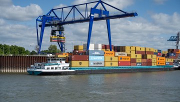 Neuer Containerkran von Port Emmerich