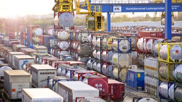 Kranung eines Tankcontainers in Ludwigshafen