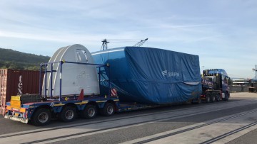 Lkw-Schwertransport im Hafen