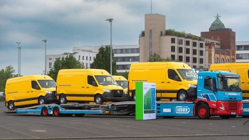 Ein Autotransporter mit drei Sprintern auf der Ladefläche